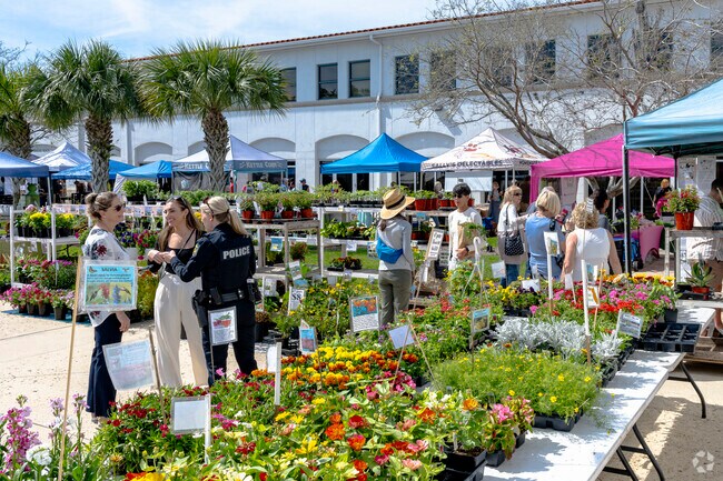 Central Park is close to Ormond Beach and its farmers market.