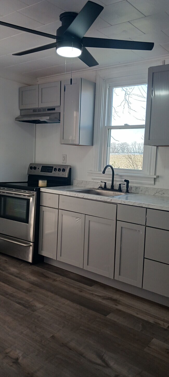 86 N Blettner Ave unit First Floor Apartmen, Hanover, PA 17331 - photo 3