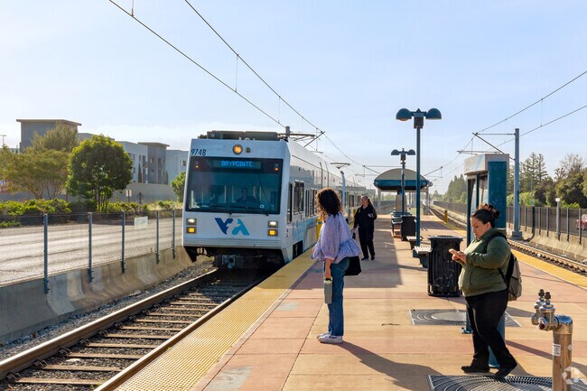 Anderson East residents can use the VTA light rail system and commute to San Jose downtown.