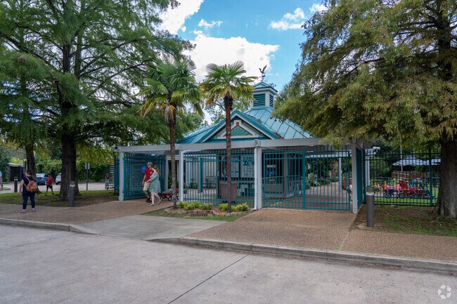 Good Earth residents enjoy going to the Alexandria Zoo.