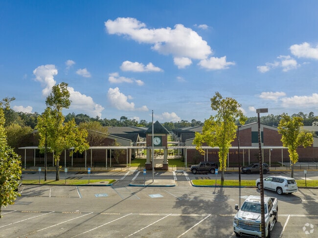 Roberts Elementary provides top-rated programming to K-5 students in NE Tallahassee.