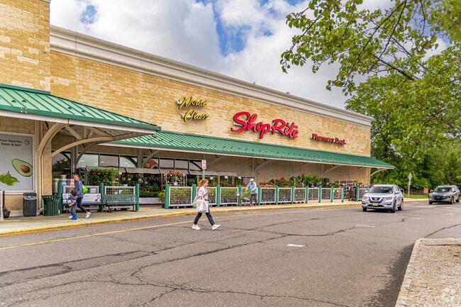 Convenience meets comfort at this community staple—where weekly errands feel lighter and familiar faces greet you at every aisle.