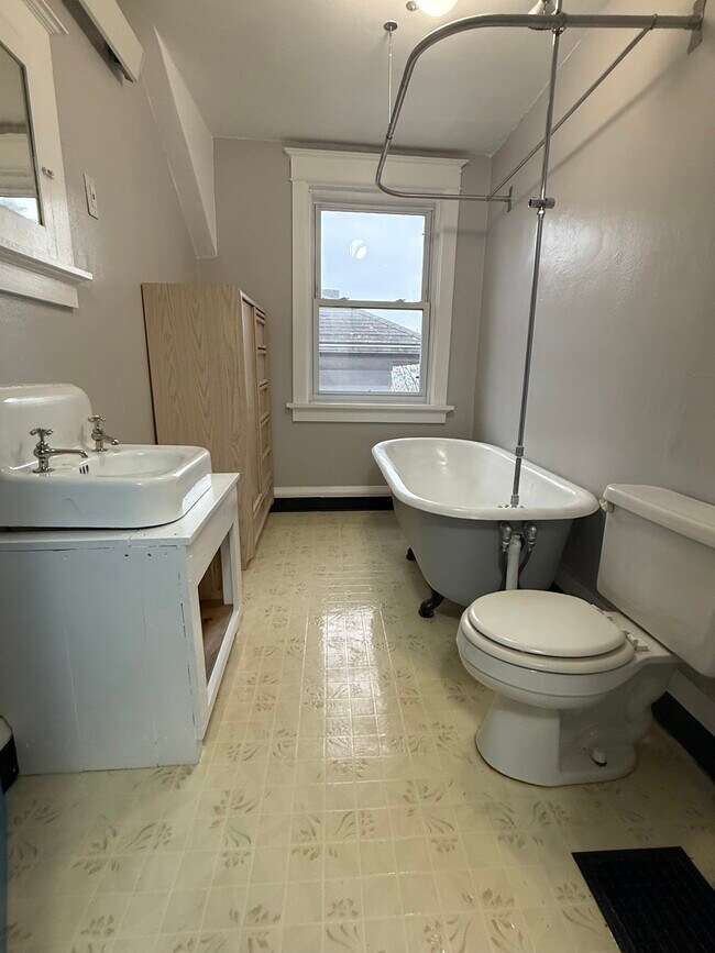 1201 N 7th Ave E unit Upstairs, Duluth, MN 55805 - photo 7