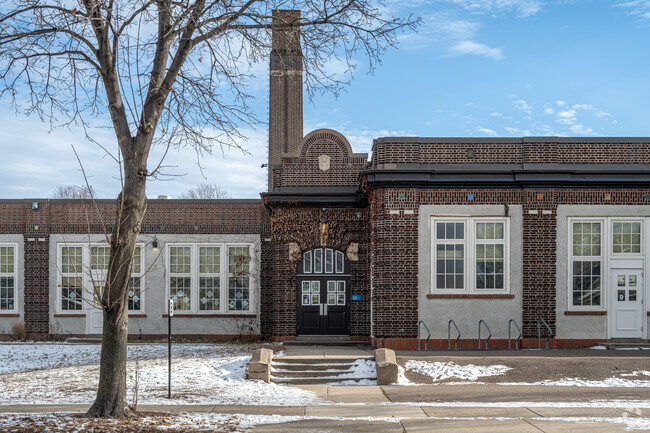 Hiawatha Community School has a student-teacher ratio of 16 to 1.