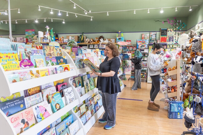 Small shops in downtown Menlo Park are a wonderful amenity for Menlo Oaks residents.