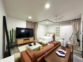 7547 Garden Grove Ave, Los Angeles, CA 91335