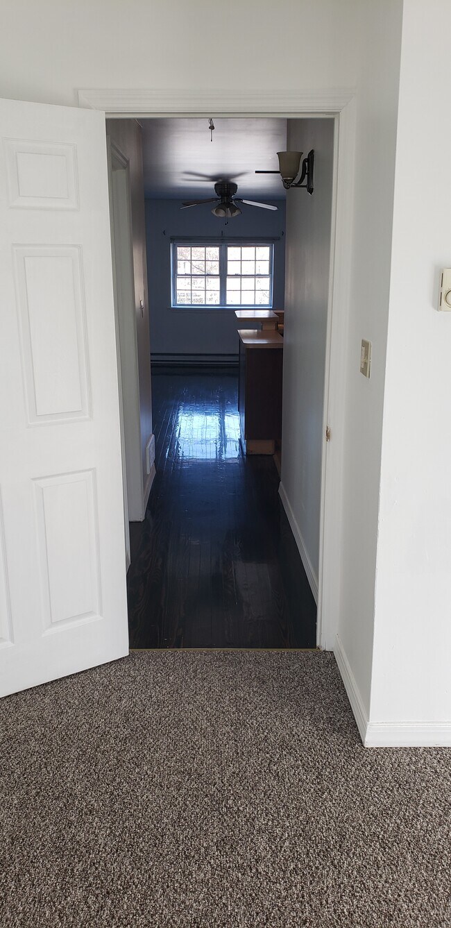 163 Learn Rd unit 1 bedroom 2nd floor, Tannersville, PA 18372 - photo 6