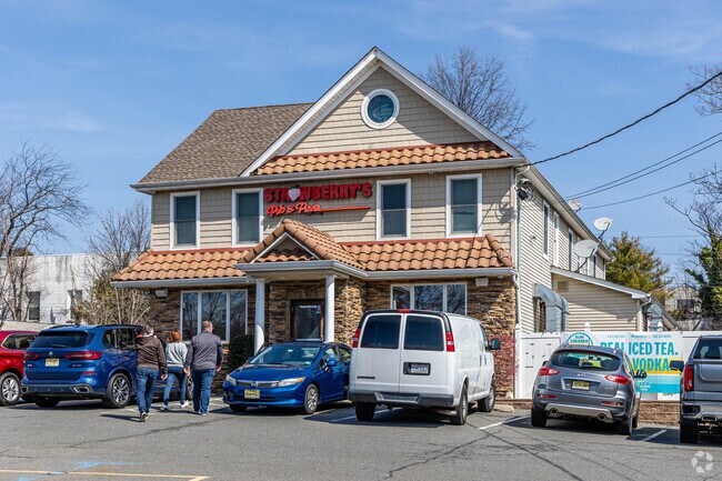 Less than a mile north leads residents of Maurer, Perth Amboy, NJ to Strawberry’s Pub & Pizza. One of the area’s most popular restaurants, it’s known for thin-crust pizza and wings with beer on tap.