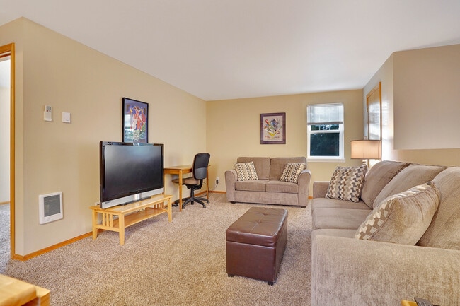 731 Elm St SW unit Upstairs Apartment, Albany, OR 97321 - photo 2