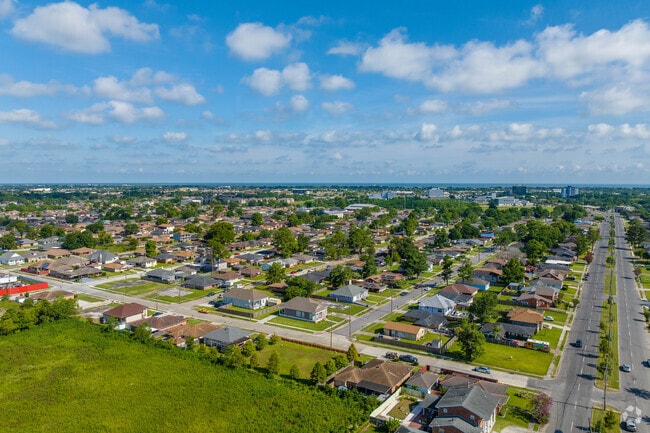 Read Boulevard West is a fairly densely developed neighborhood in New Orleans.