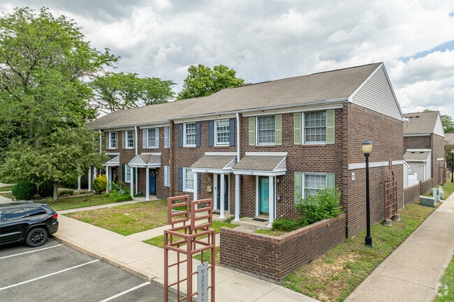 A row of townhomes within a gated community provides safety near the Central Waterfront.