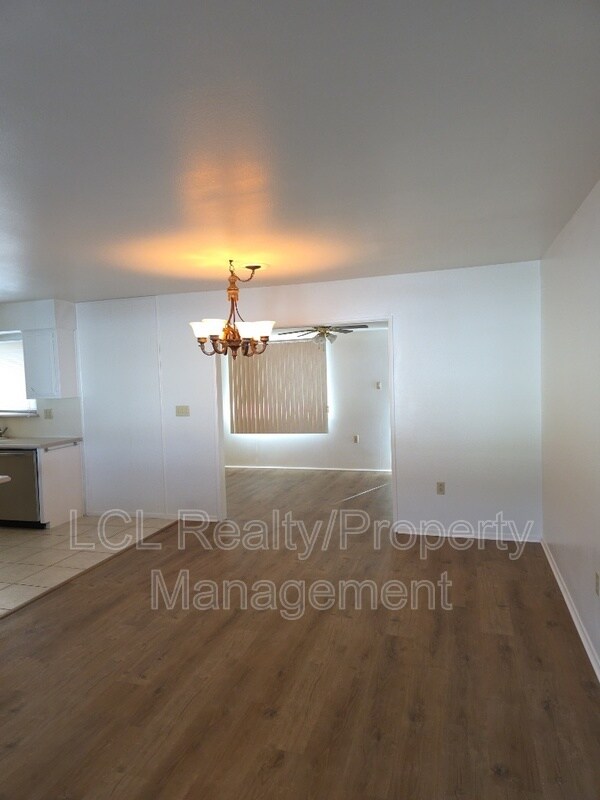 26201 Fountain Bleu Dr, Sun City, CA 92586 - photo 6