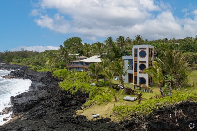 While the coastline is rocky and not ideal for swimming, it’s perfect for tidepooling, whale watching, and enjoying the raw beauty of the lava-formed cliffs.