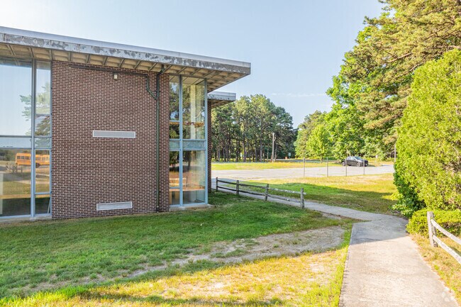 Mattacheese Middle School offers a respectable 10:1 student teacher ratio.