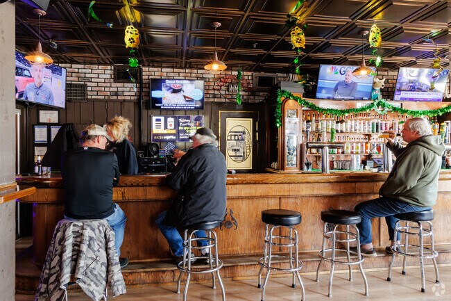 Located in downtown Palatine, Lamplighter Inn Tavern & Grille is classic American eatery & bar.