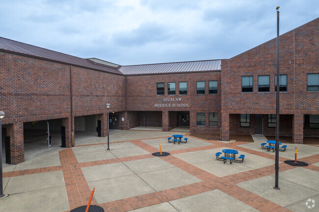 Siuslaw Middle School serves students in Florence, Oregon.