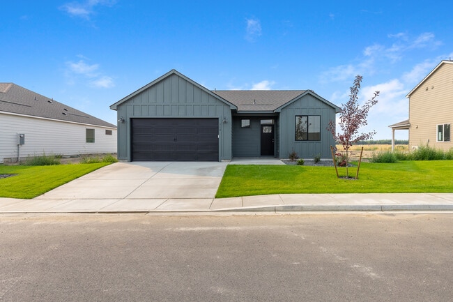 312 Amberly Ave, Grandview, WA 98930 - photo 2