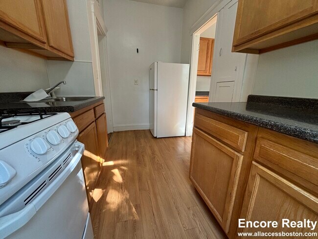 137 Chiswick Rd unit 12, Brighton, MA 02135 - photo 5