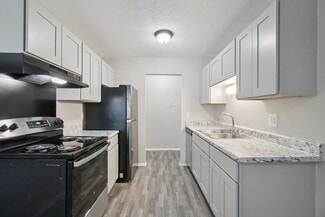 676 N Main St, Rochester, MI 48307