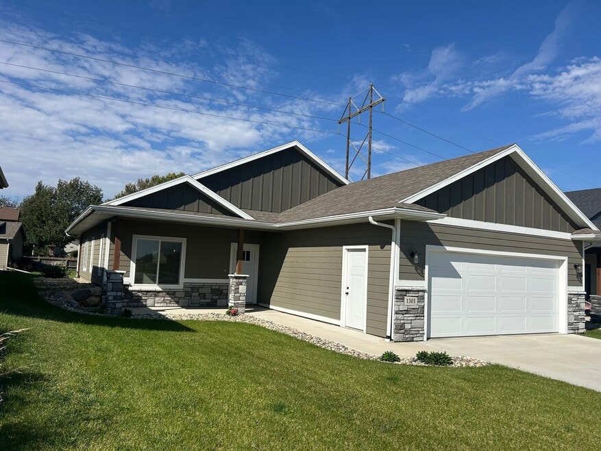 1301 S Foss Ave, Sioux Falls, SD 57110 - photo 1