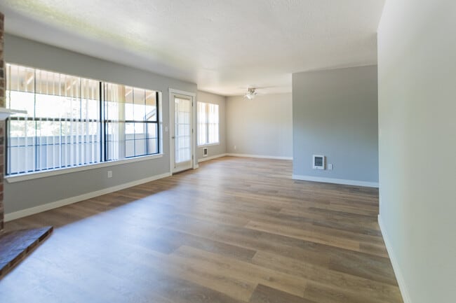 Devonshire Manor, Aloha, OR 97078 - photo 2