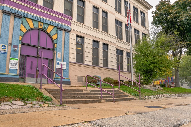 Clarke Street School provides education in the neighborhood of 
Metcalf Park.