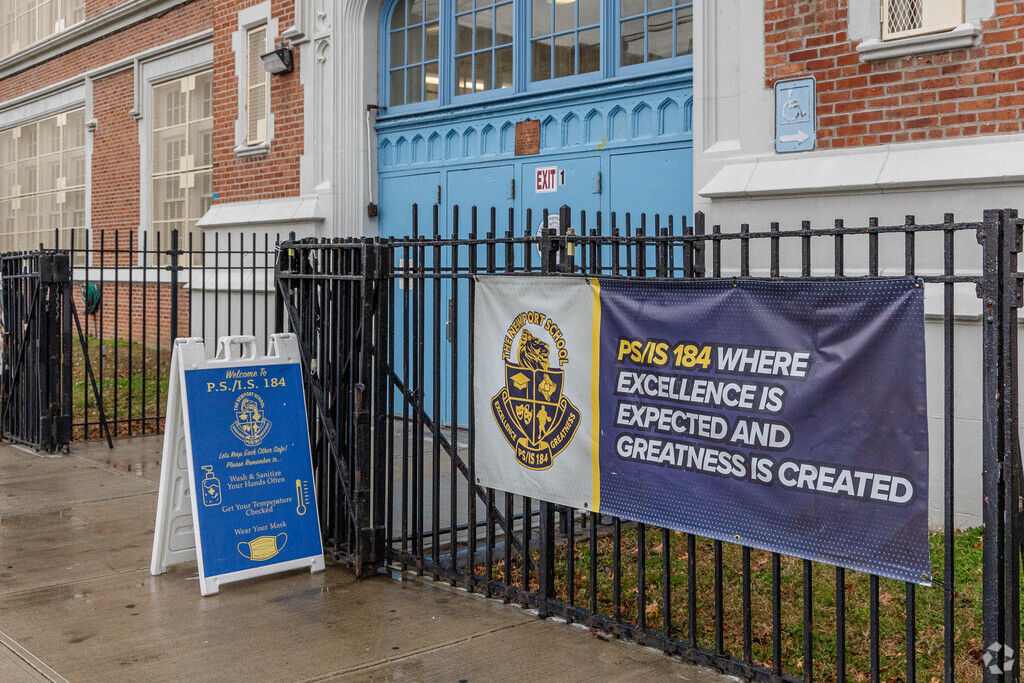 The student-teacher ratio at Brownsville's PS 184 Newport is 10:1.