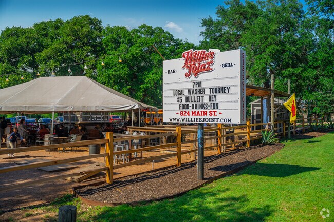 Many Texas restaurants and bars are outdoor establishments.