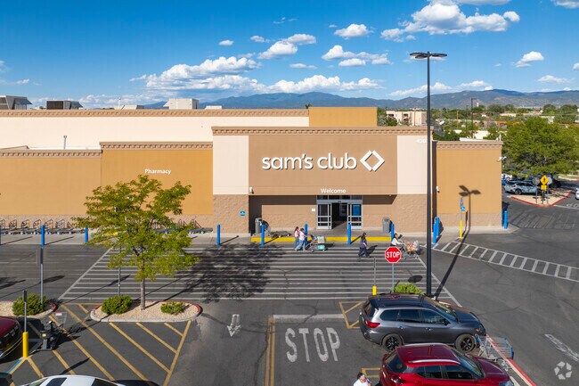 The same club offers great deals for its members in Agua Fria.