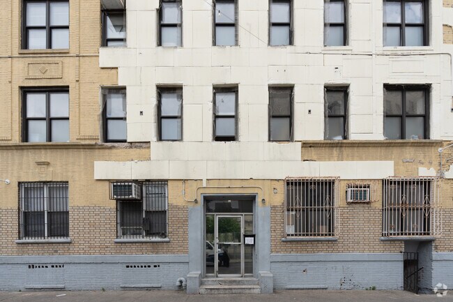 Embrace Jewish tradition at Viznitzer Chaider Tiferes Yisroel in Borough Park.