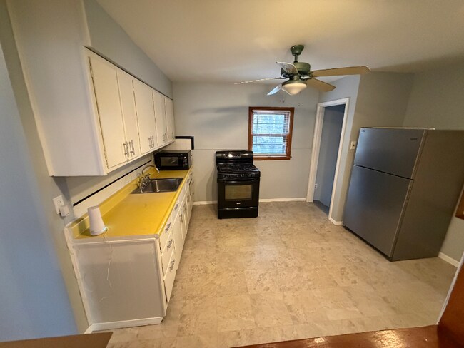 144 Flora Dr, Saint Louis, MO 63135 - photo 3