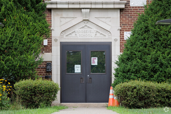 Roosevelt Elementary School has a student-teacher ratio of 10 to 1.