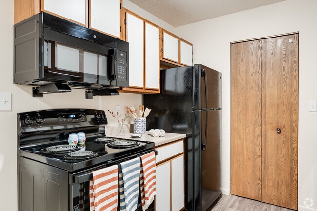 Lakeside Apartments, Battle Creek, MI 49014 - photo 2