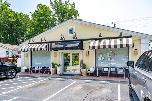 Pino's Italian Grill specializes in pizza and pasta.