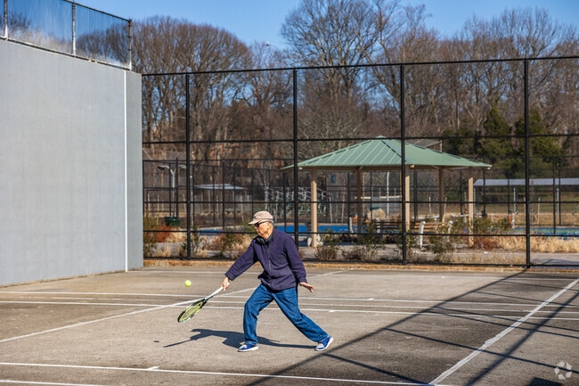 Christopher Morley Park in nearby Roslyn Heights has multiple handball and racquetball courts.