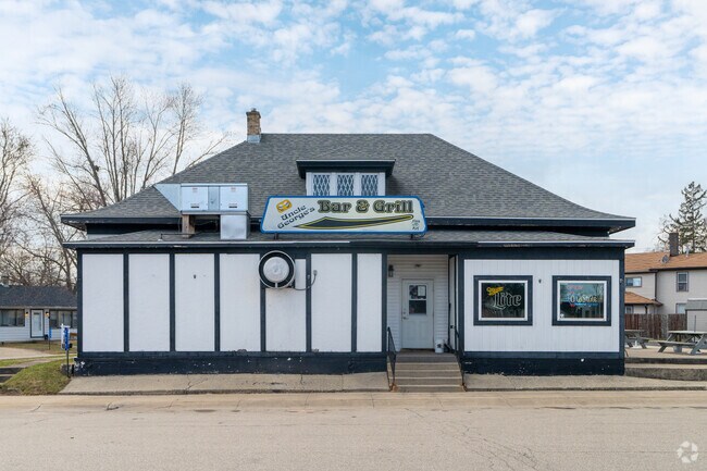 Uncle George's Bar & Grill offers comfort food & happy hours in the Salem Lakes area of WI.