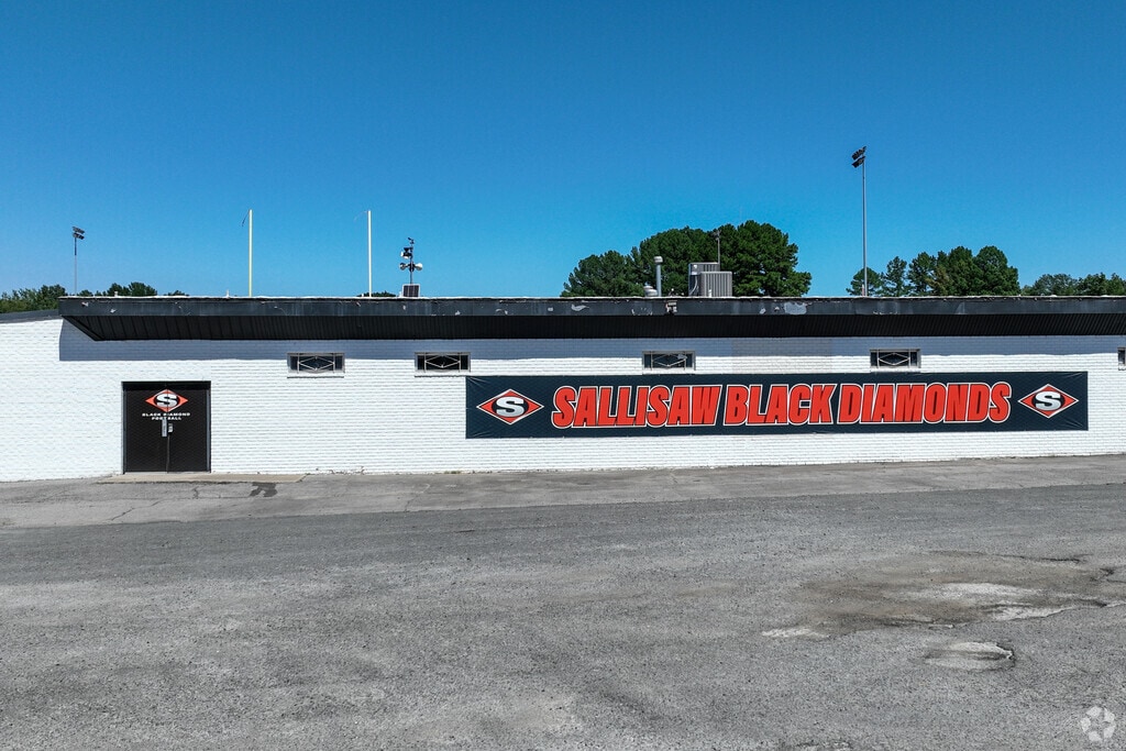 Sallisaw High School is home of the Sallisaw Black Diamonds.