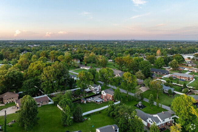 Crestwood is the perfect blend of suburban living with access to shopping and dining downtown.