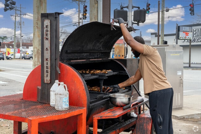 At Eden & Kissi you can enjoy delicious jerk style dishes.