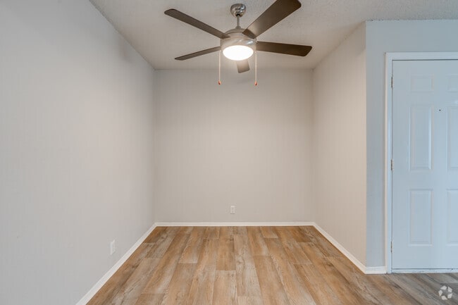 3BR, 2BA - 1100SF - Dining Area