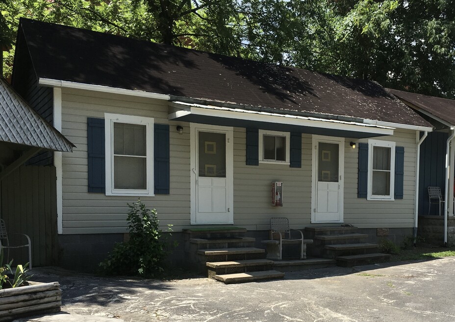 Unit 2 $250/week two blocks from downtown Gatlinburg near Anakeesta