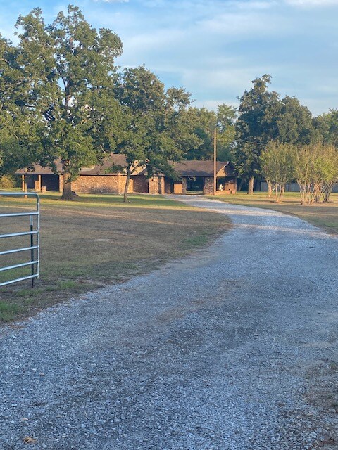 8076 Burns Rd, Midway, TX 75852