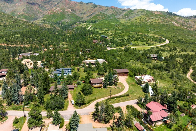 There are homes located on bluffs that provide amazing views in the Cascade-Chiptia Park area.