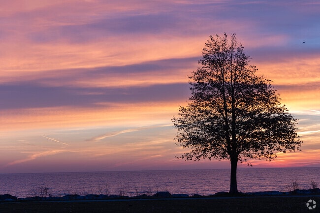 Not far from Uptown you can enjoy the sunrise over Lake Michigan.