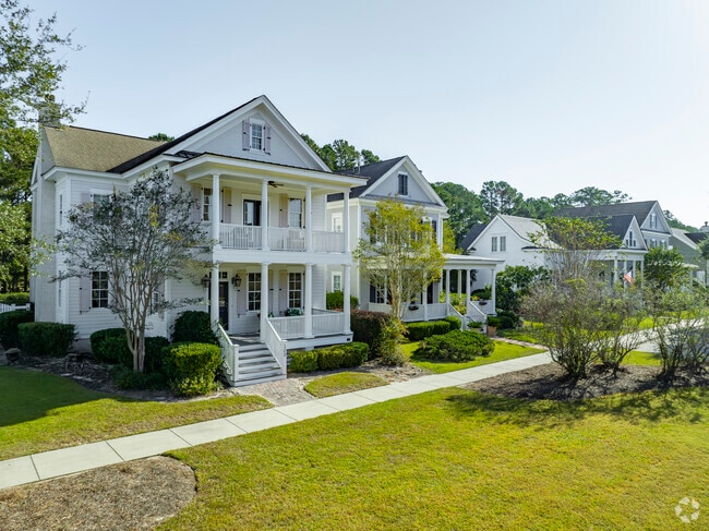 Many of the homes around Oldfield feature smaller lots for less yard maintenance.