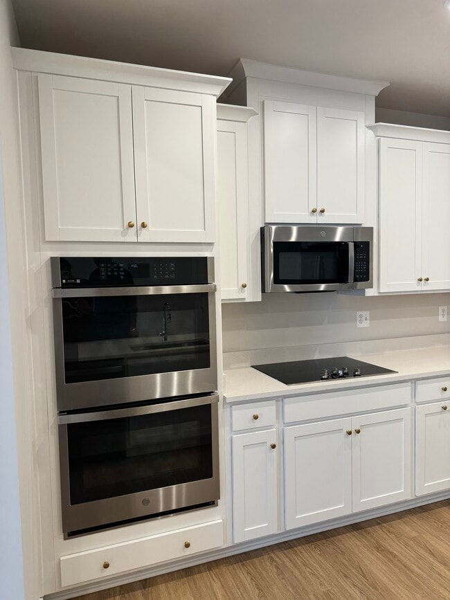 2 ovens, electric stove, microwave