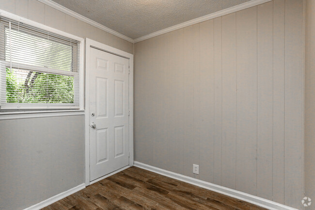 2BR, 1.5BA - 938 SF