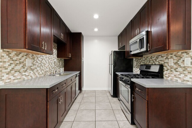 Cozy Perfect Location Three Bedroom Available in Los Angeles!, West Hollywood, CA 90048 - photo 2