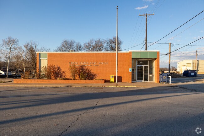 The post office in Cleveland is in the center of the town.