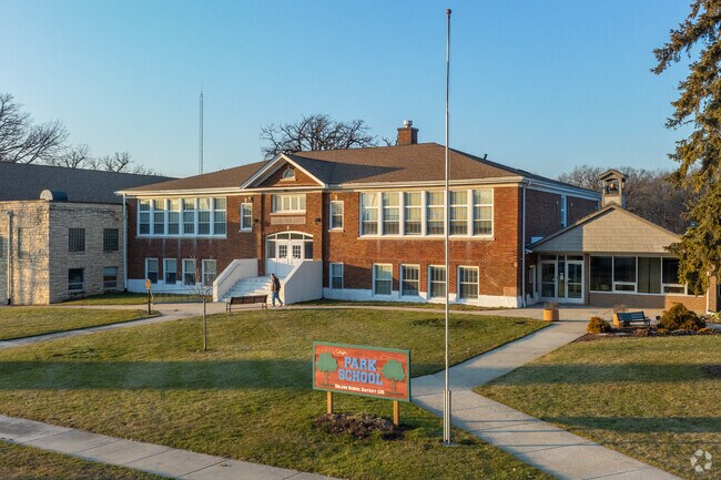 Orland Park Elementary School scores a B-plus on Niche and serves students in Central Orland.